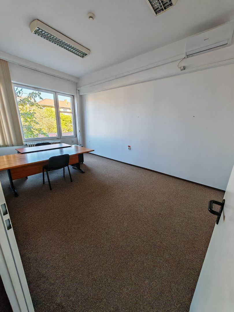 Birouri spatioase in cladire de birouri - Poză 13