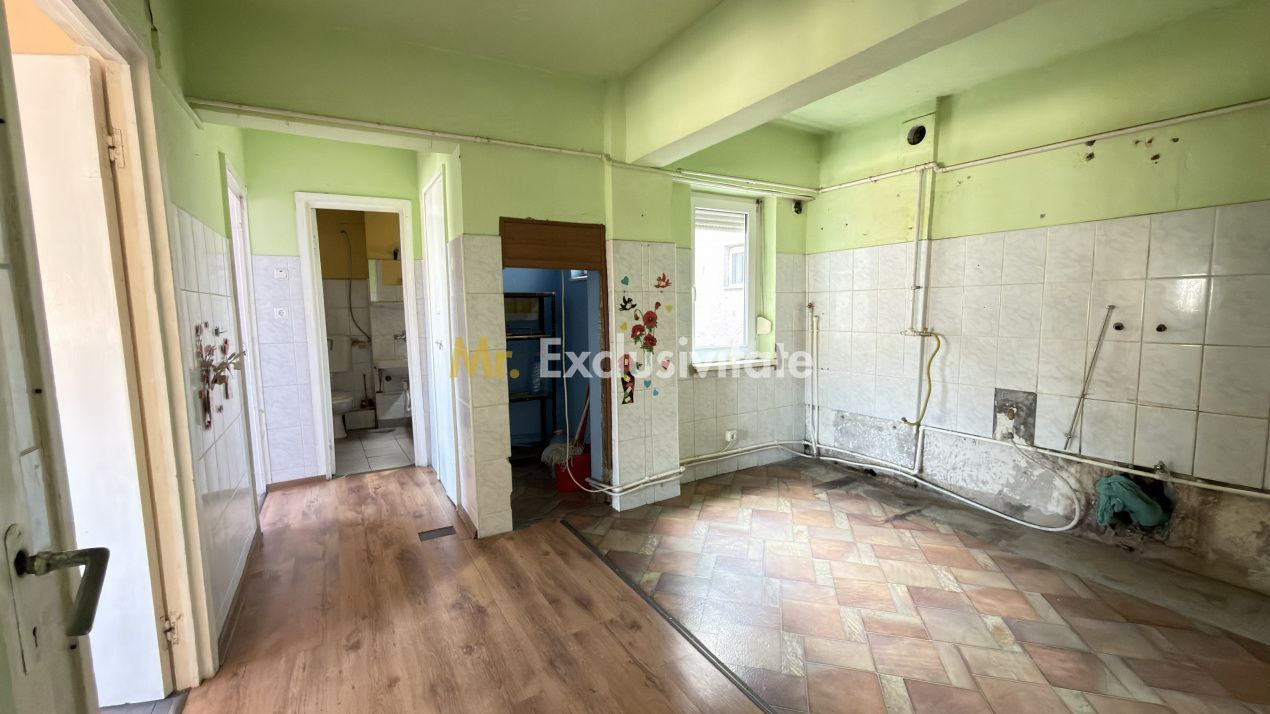 Apartament 4 camere Etaj IV, MV1, Zona Ludy - Str. Regele Ferdinand I - Carei - Poză 3