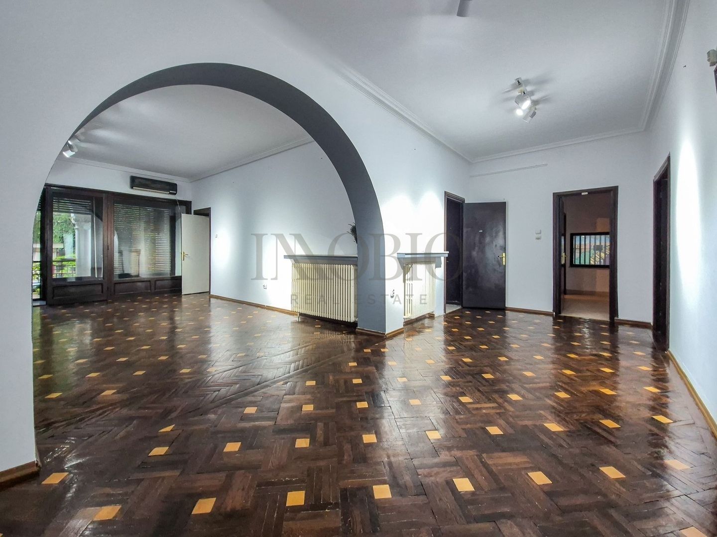 Eleganță autentică în Dorobanți | Vilă interbelică cu grădină - Poză 1