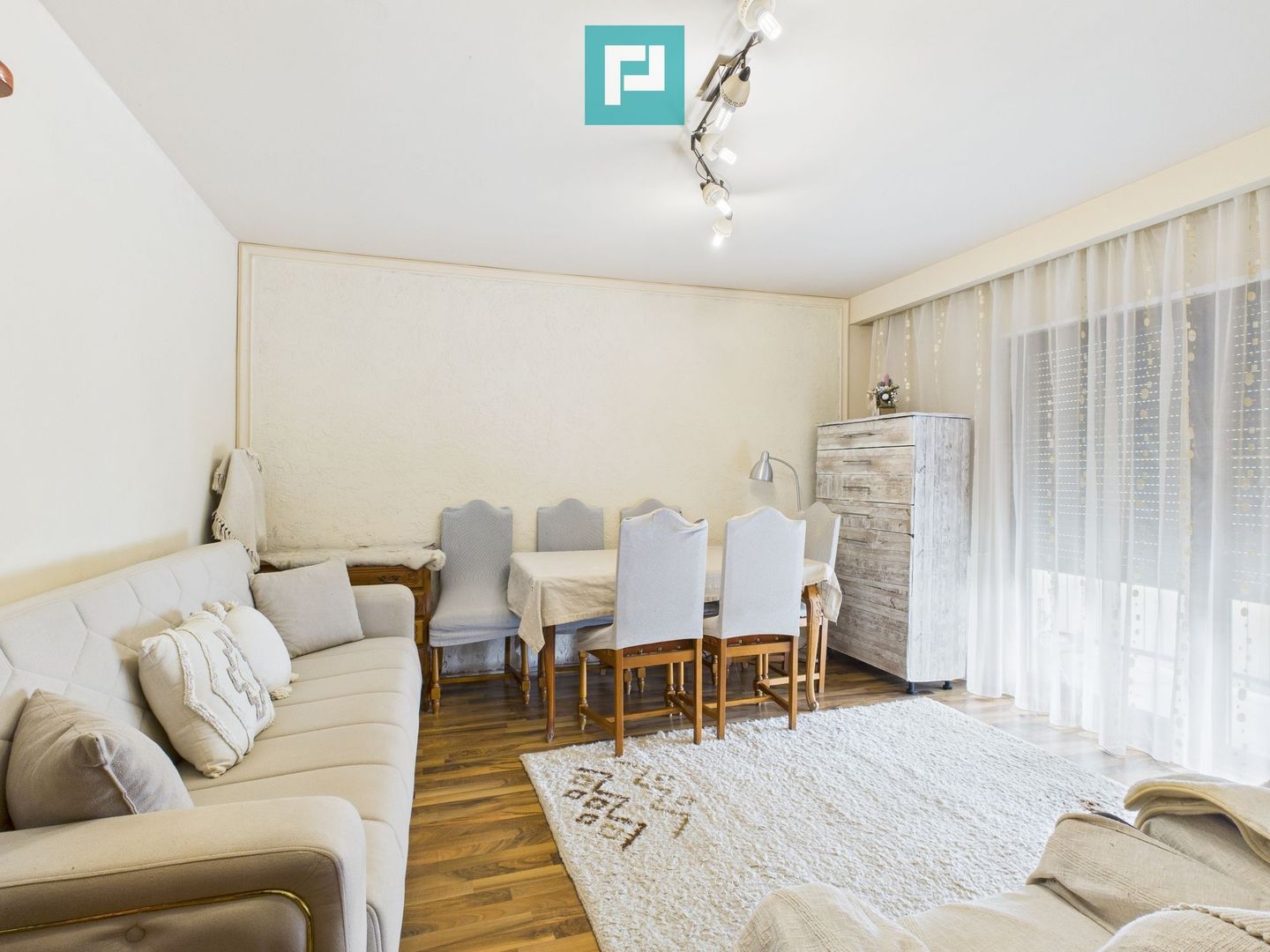 Apartament ultracentral și 2 locuri de parcare - Poză 1