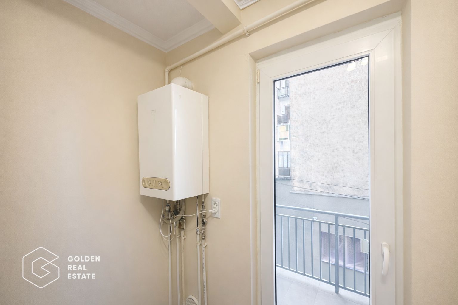 Apartament superb, BERMO, 2 camere, etaj 1, totul nou, centrala proprie, balcon - Poză 16