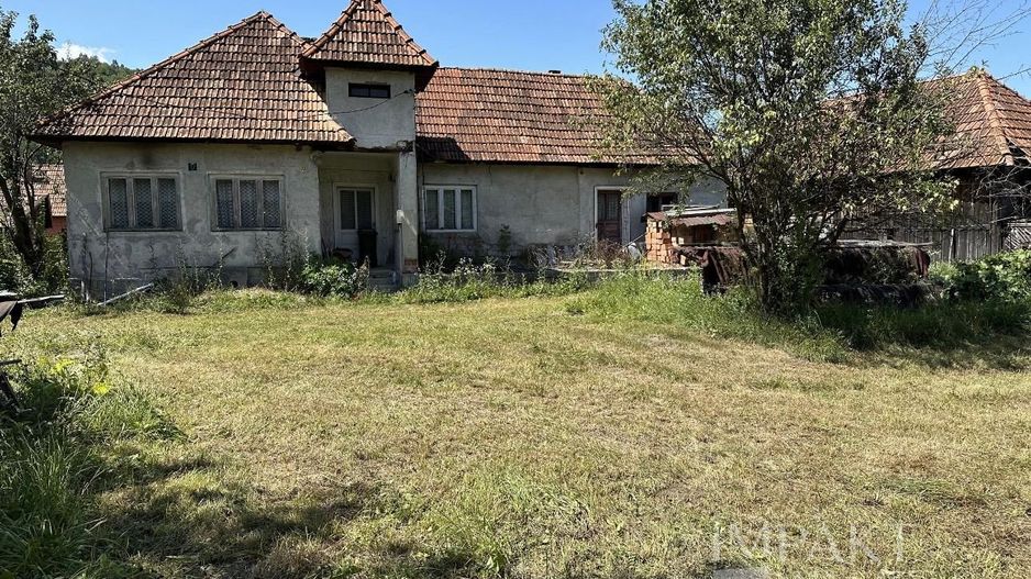 Teren cu casa veche in centrul localiatii Valea Draganului! - Poză 1