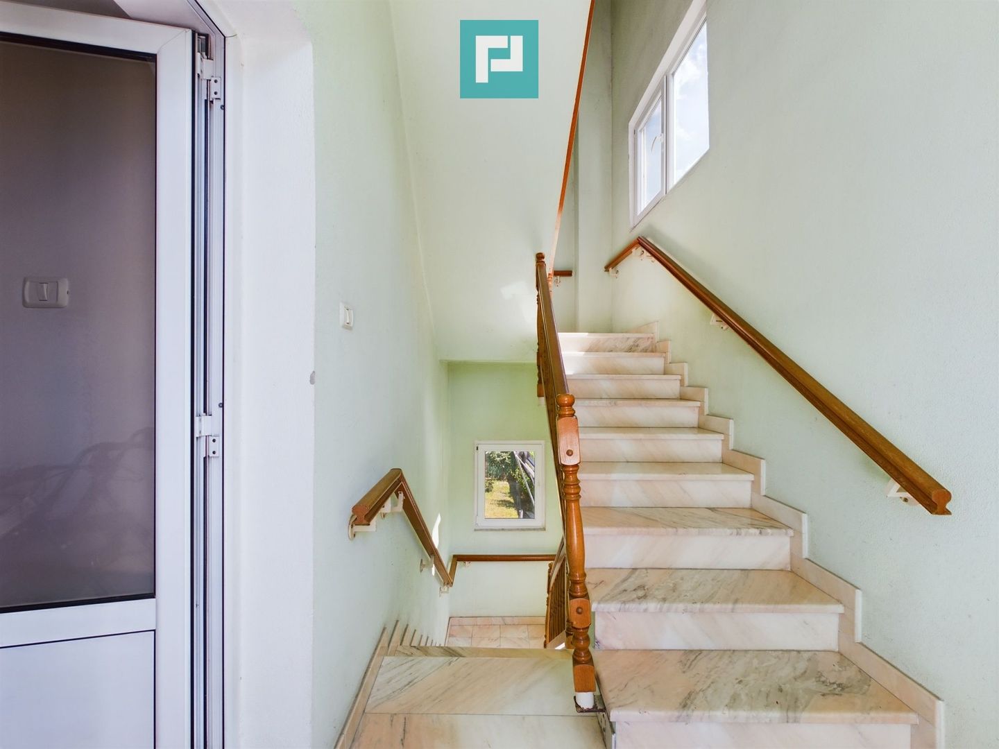 Vilă cu 3 apartamente în zona Parneava - Poză 8