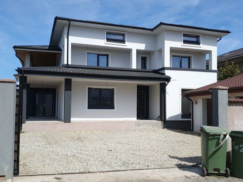 Casă Spațioasă 242 mp Utili și 600 mp Teren – Dragomirești-Deal - Poză 3