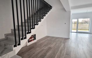 Duplex de vanzare cu 4 camere,2 bai,250 mp teren-Mosnita Veche zona Centrala.