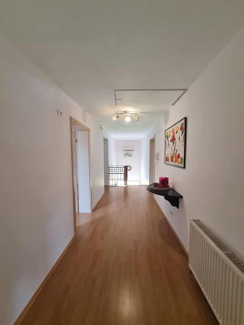 Vila spațioasă și recent renovată în Ghiroda! - Poză 14