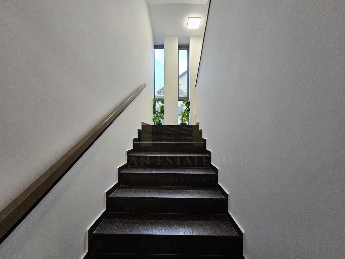 Vanzare  cladire cu 2 apartamente,  600 mp, garaje subterane, Andrei Muresanu - Poză 24