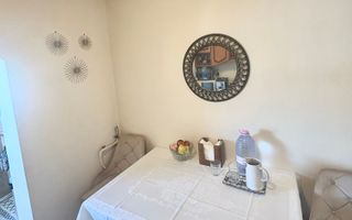 Apartament cu trei camere de vânzare, renovat complet, central - Poză 9