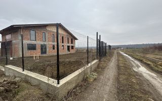 Casa la rosu de vanzare in Onesti - Poză 2