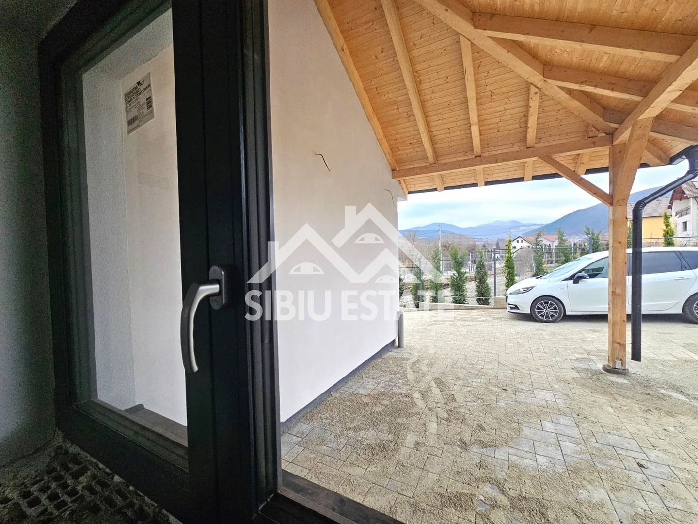 Casa Sibiu, Poplaca 4 camere, 3 bai, terasa si curte NOU - Poză 1