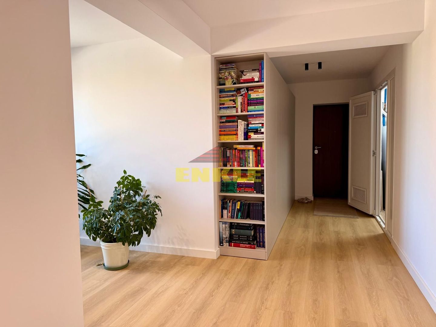 Apartament de lux, 5 minute de Botoșani, 109 mp utili+terasă si curte - Poză 2