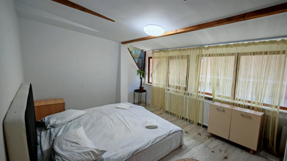 Vila cu 10 camere,pretabil compartimentare in 2 unitati separat,ASTRA. - Poză 7