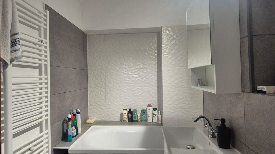 Intrare  Răcădău, apartament mobilat, liber la vânzare, însorit - Poză 4