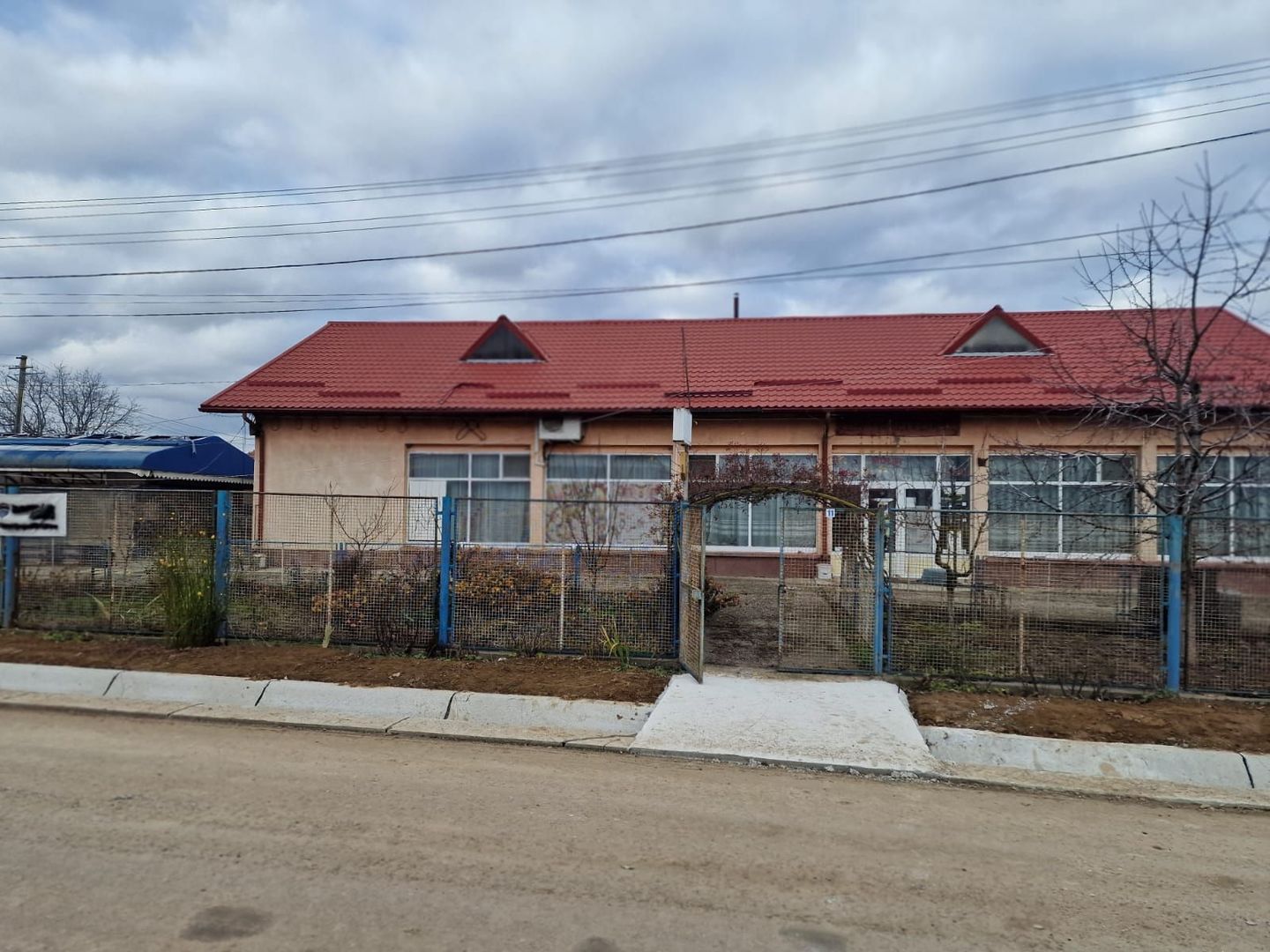 Se oferă spre vânzare / închiriere clădire cu spațiu comercial - Poză 2