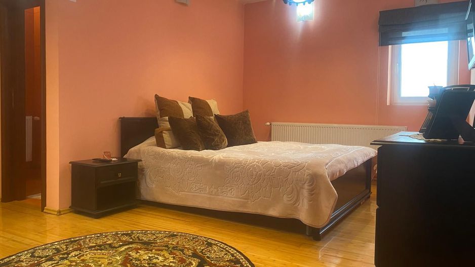 Oportunitate:clinica, birouri etc! Vanzare casa cu 4 camere-Targoviste - Poză 5