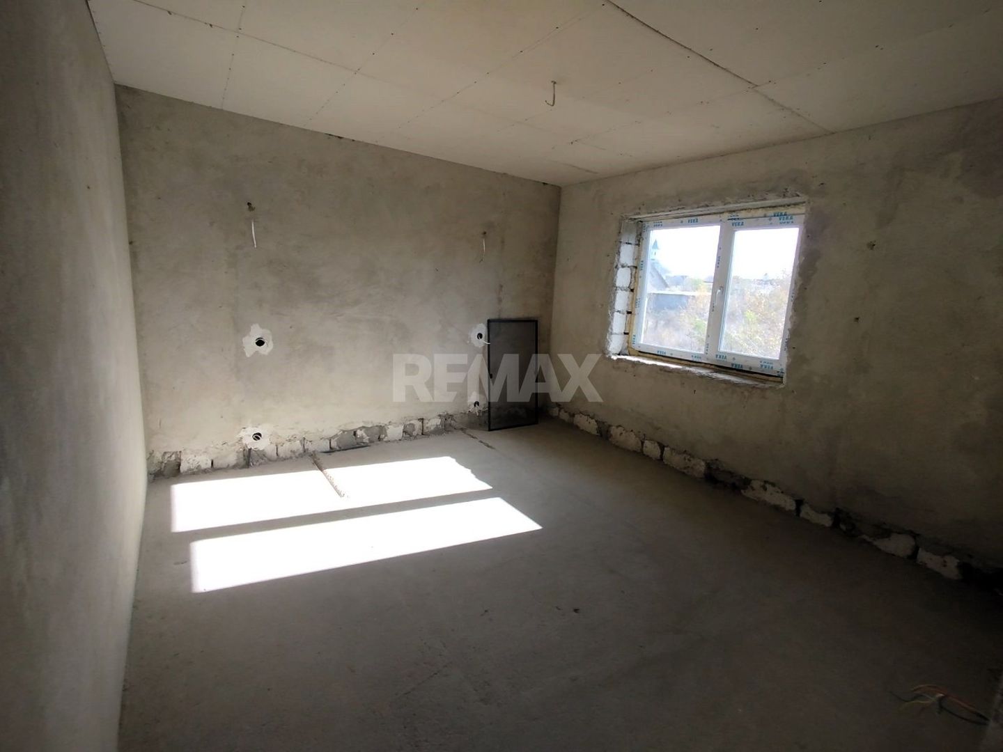 CASĂ CU 2 NIVELE – 136 m² | 4 DORMITOARE | 7 ARI ANENII NOI - Poză 16