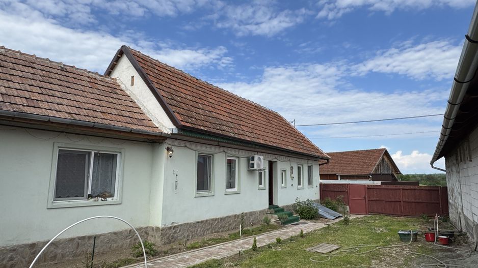 Casa individuala in Arpasu de Sus, teren mare, partial renovata - Poză 1