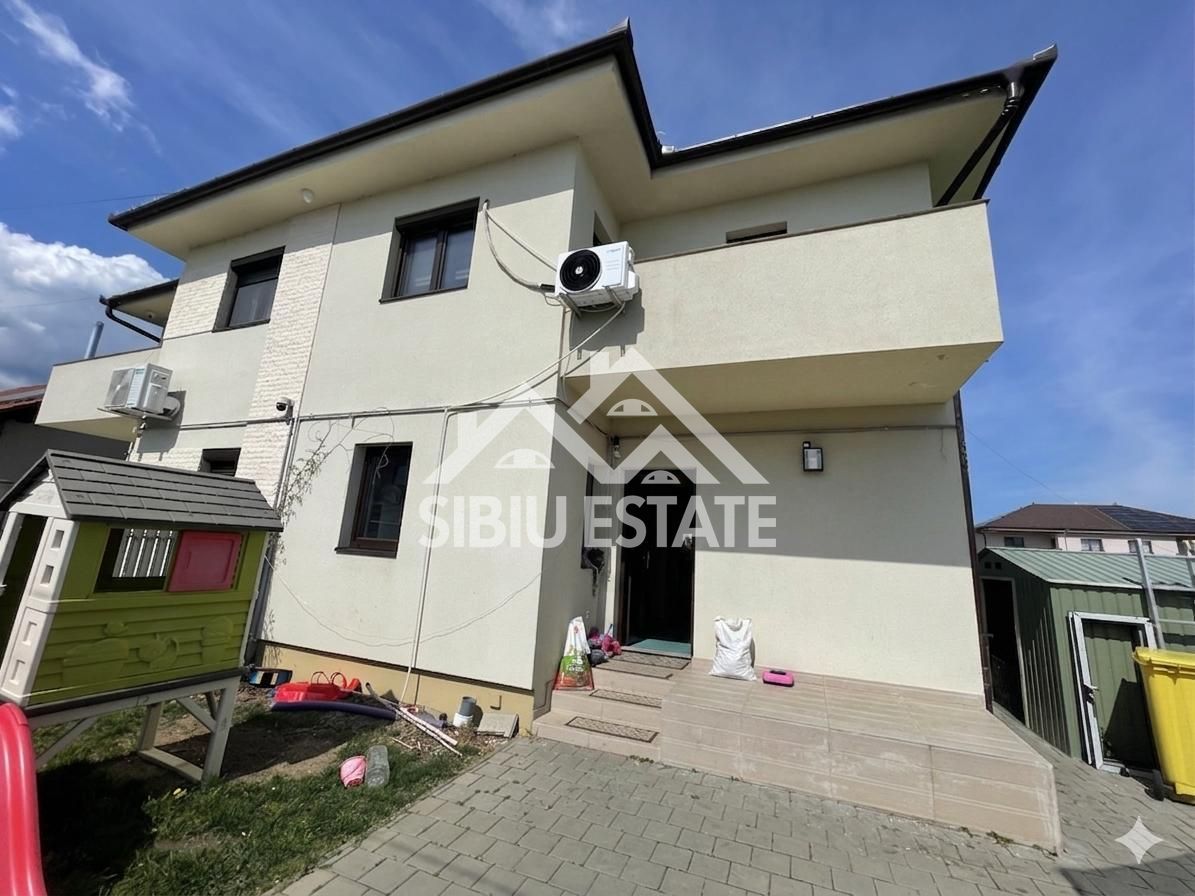 Duplex elegant cu 5 camere, 2 bai, curte in Cristian - Poză 1