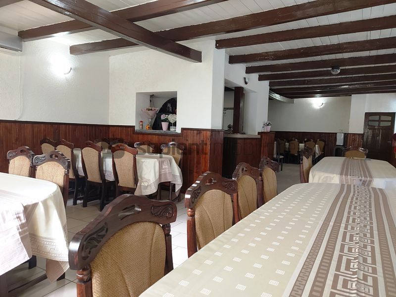 De vanzare casa si spatiu de restaurant in Tarian - Poză 23