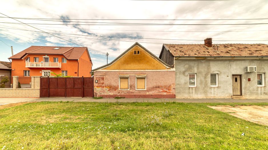 VANDUT! Teren cu casă din văiugă - Sannicolau Mic - Poză 1