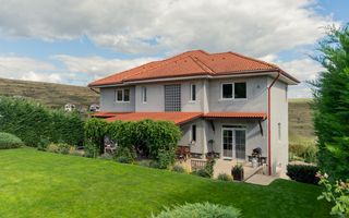 Proprietate spectaculoasă în Câmpenești de vanzare - Poză 21