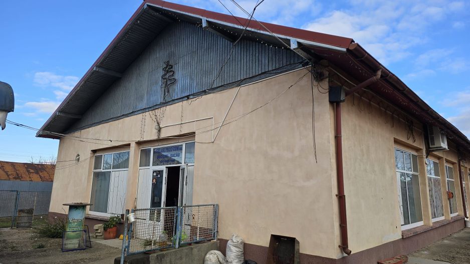 Se oferă spre vânzare / închiriere clădire cu spațiu comercial - Poză 8