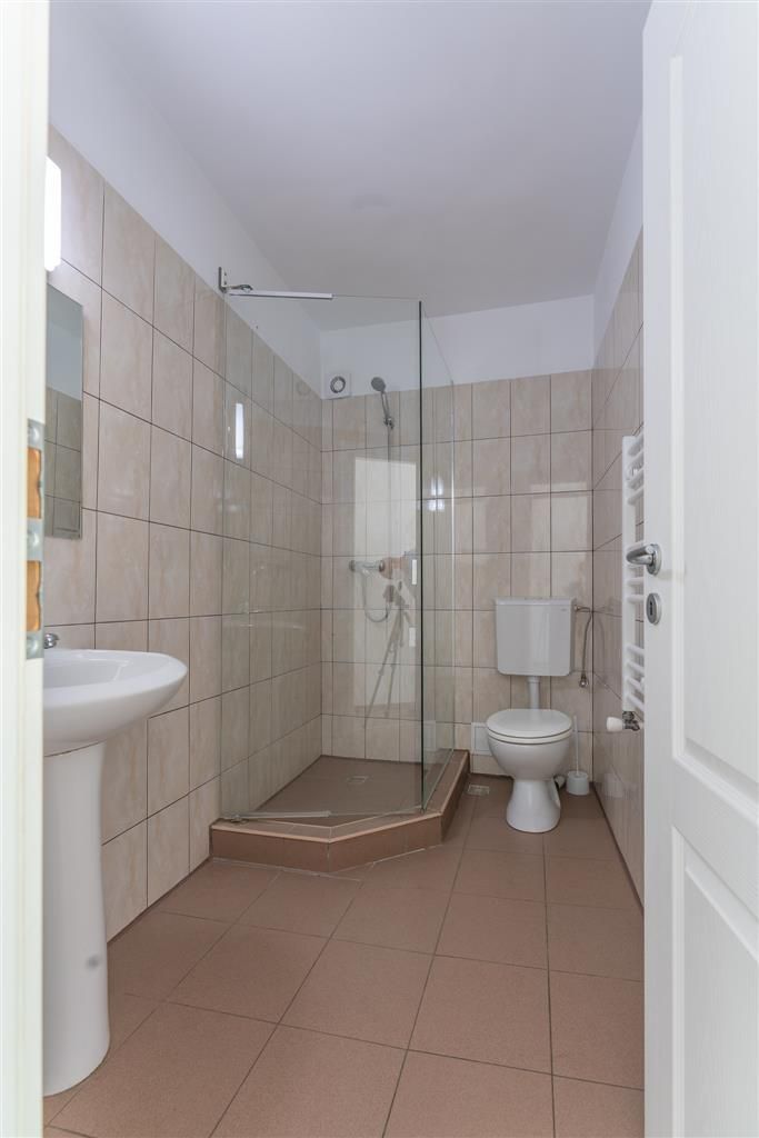 Casa cu spatiu comercial si 9 camere in zona istorica a Brasovului - Poză 15