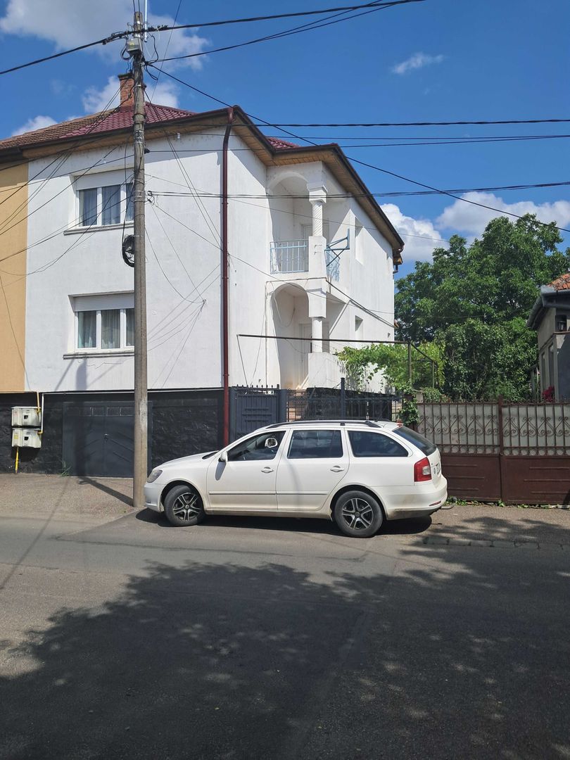 Casă de vânzare ,semicentral - Poză 1