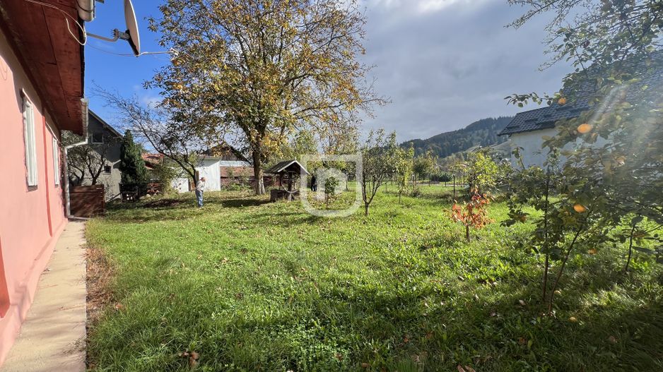 Casa traditional bucovineana la poalele muntilor Bucovinei - Poză 9