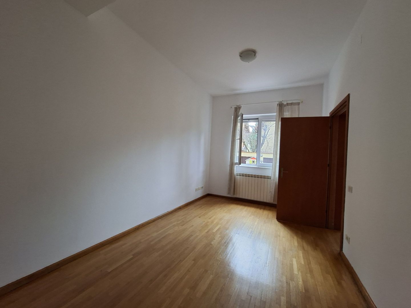 Vilă luminoasă I Gradina mare si loc de joacă privat I Iancu Nicolae - Poză 11