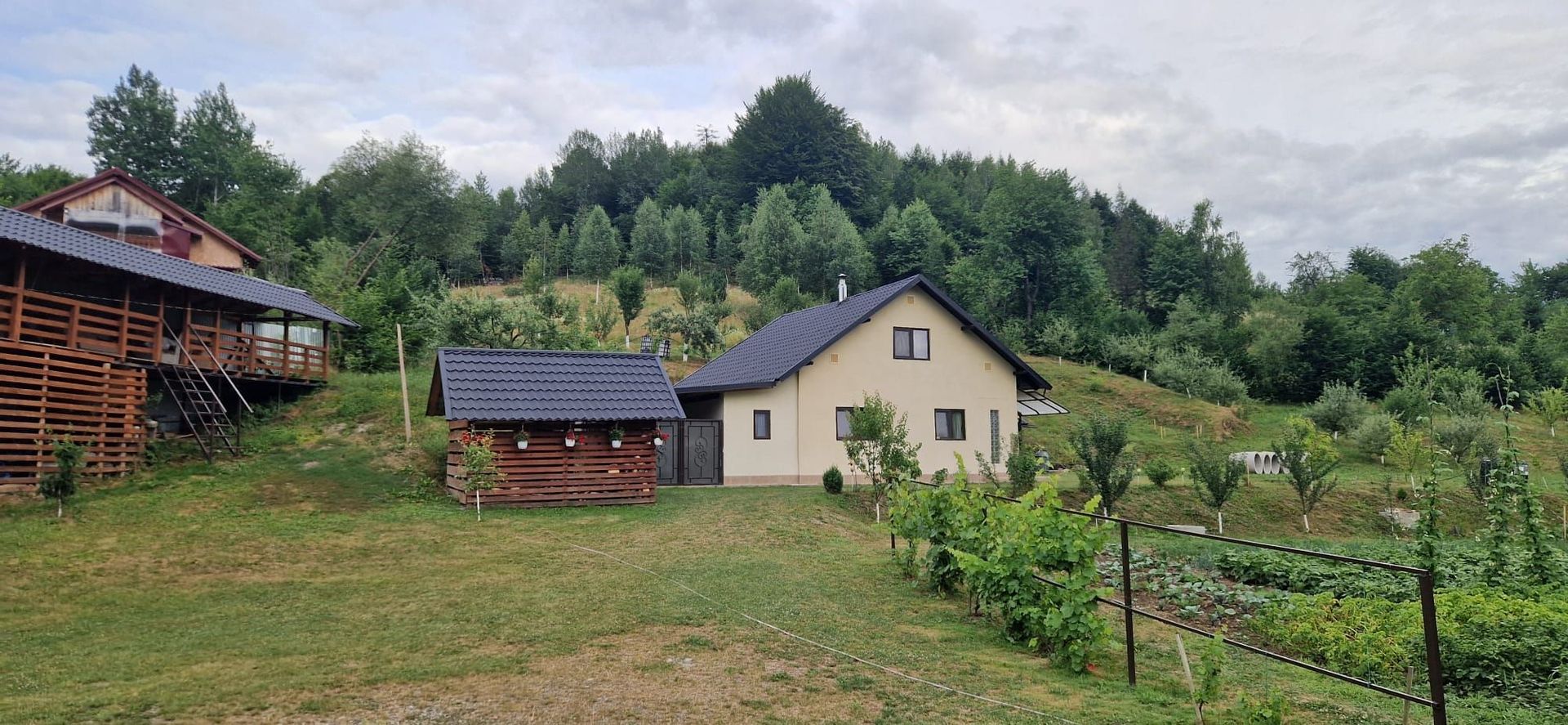 Casa si teren potential turistic Slatioara-Suceava - Poză 1