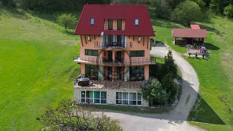 Pensiune la cheie de vanzare | 10 camere | Sacele, Brasov |Comision 0% - Poză 1