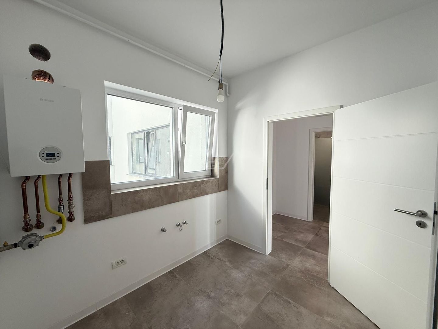 Bucatarie inchisa. Etaj 1. Loc de parcare. Asfalt. - Poză 4