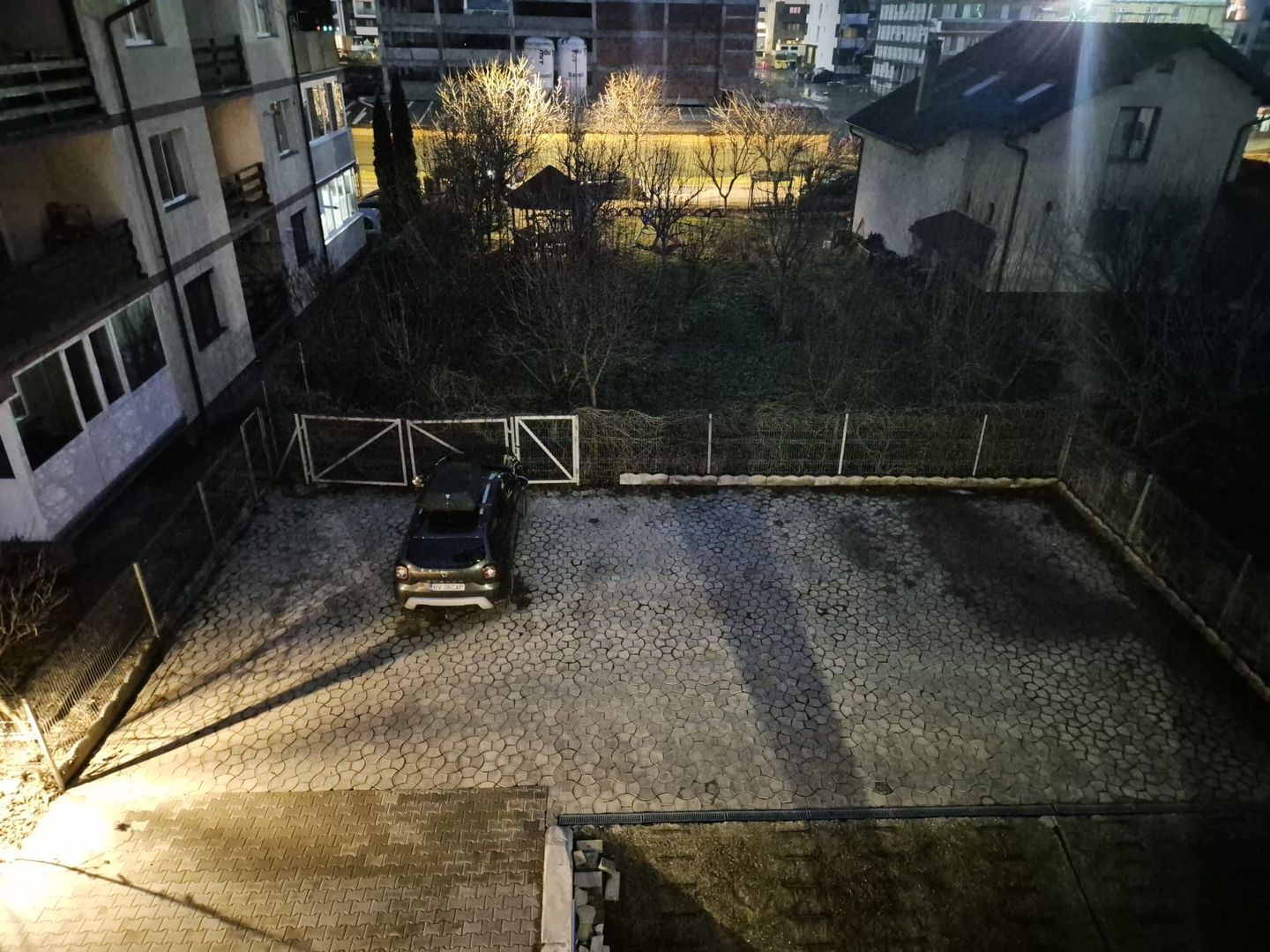 Bloc nou, sectiune mare, apartament 3 camere cu semineu, terasă mare si garaj - Poză 23