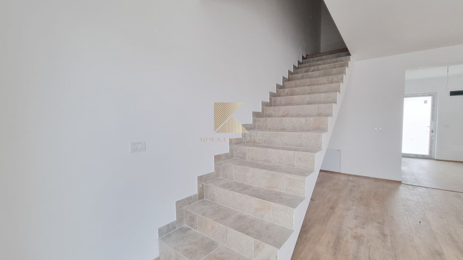 Casă însiruită cu 4 camere și curte proprie – Cartier Izvor, Str. Salc - Poză 2