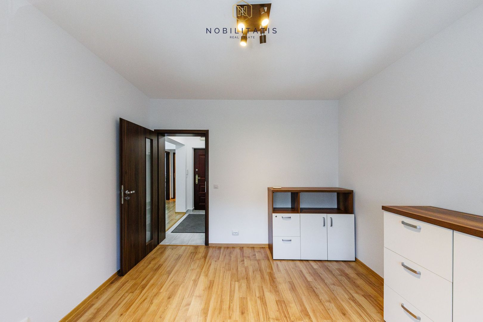 Un apartament cum rar găsești, în centrul orasului | 4 camere & 2 bai - Poză 19