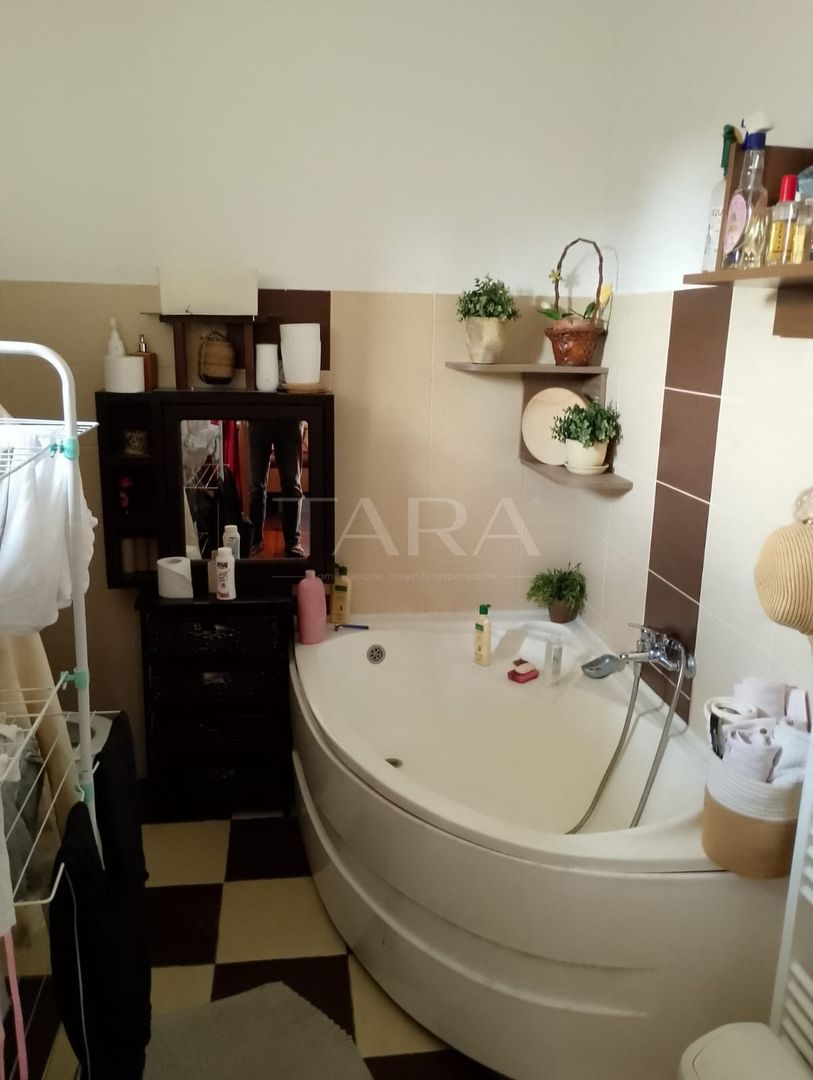 Apartament la casa, curte interioară,  foișor cu grill. - Poză 5