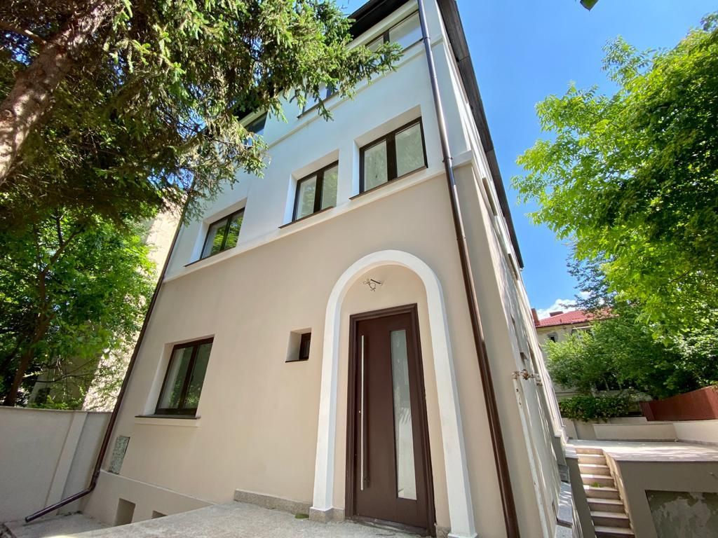 Refugiu Urban cu Eleganță Clasică – Vilă Renovată în Inima Primăverii - Poză 4