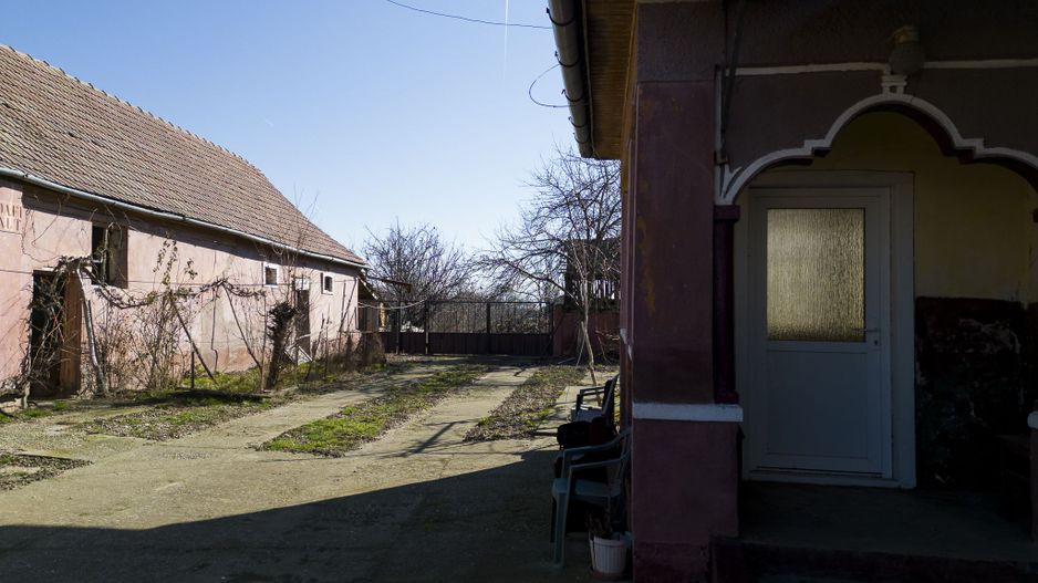 Casă cu teren generos de 2,880mp în Secusigiu - Poză 20