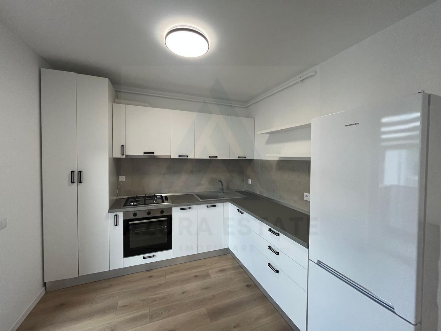 Apartament premium 3 camere 65 mp utili balcon 7 mp parcare Selimbar - Poză 1