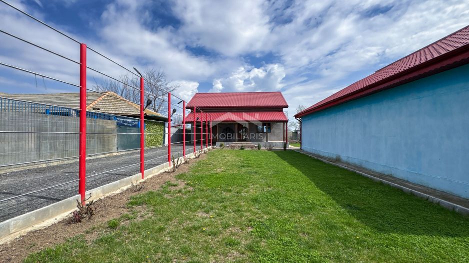 Casă modernă cu 5 camere, garaj și curte mare, mobilată in Corbu - Poză 21