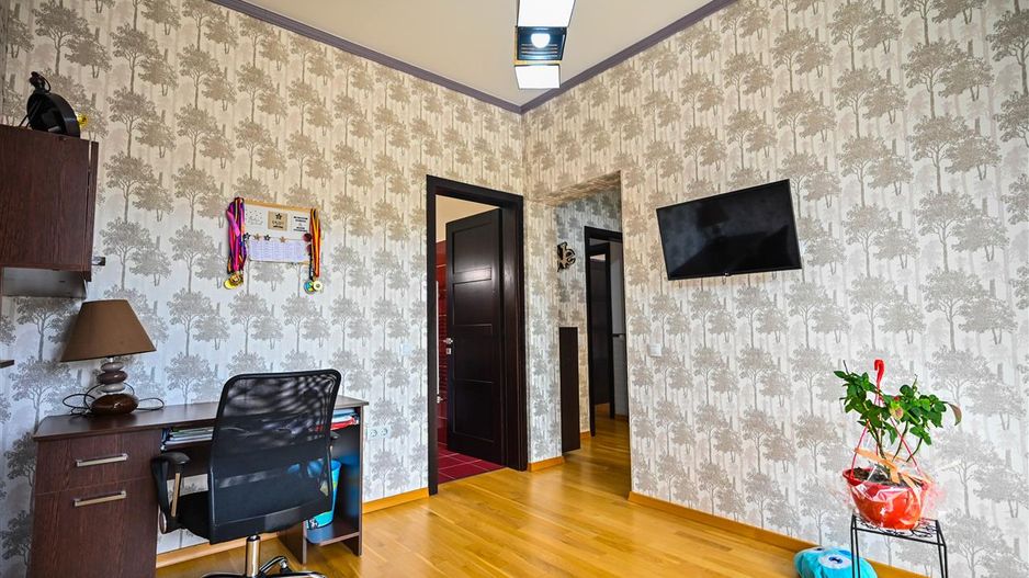 Somptuozitate in stil modern, 2 garaje, 3 terase, totul pe 1.000 mp teren - Poză 12