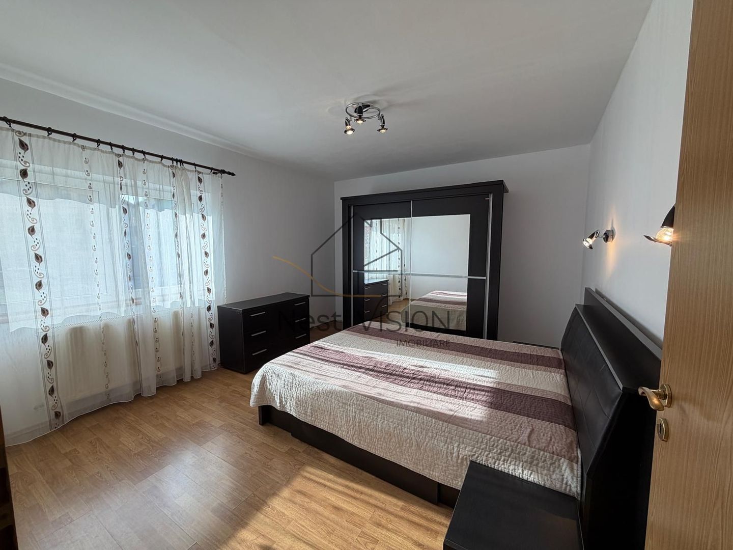 Apartament spațios cu 4 camere cu garaj - zona Ștrand - Poză 9