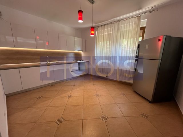 Vila spatioasa 6 dormitoare | gradina | Garaj - Poză 2