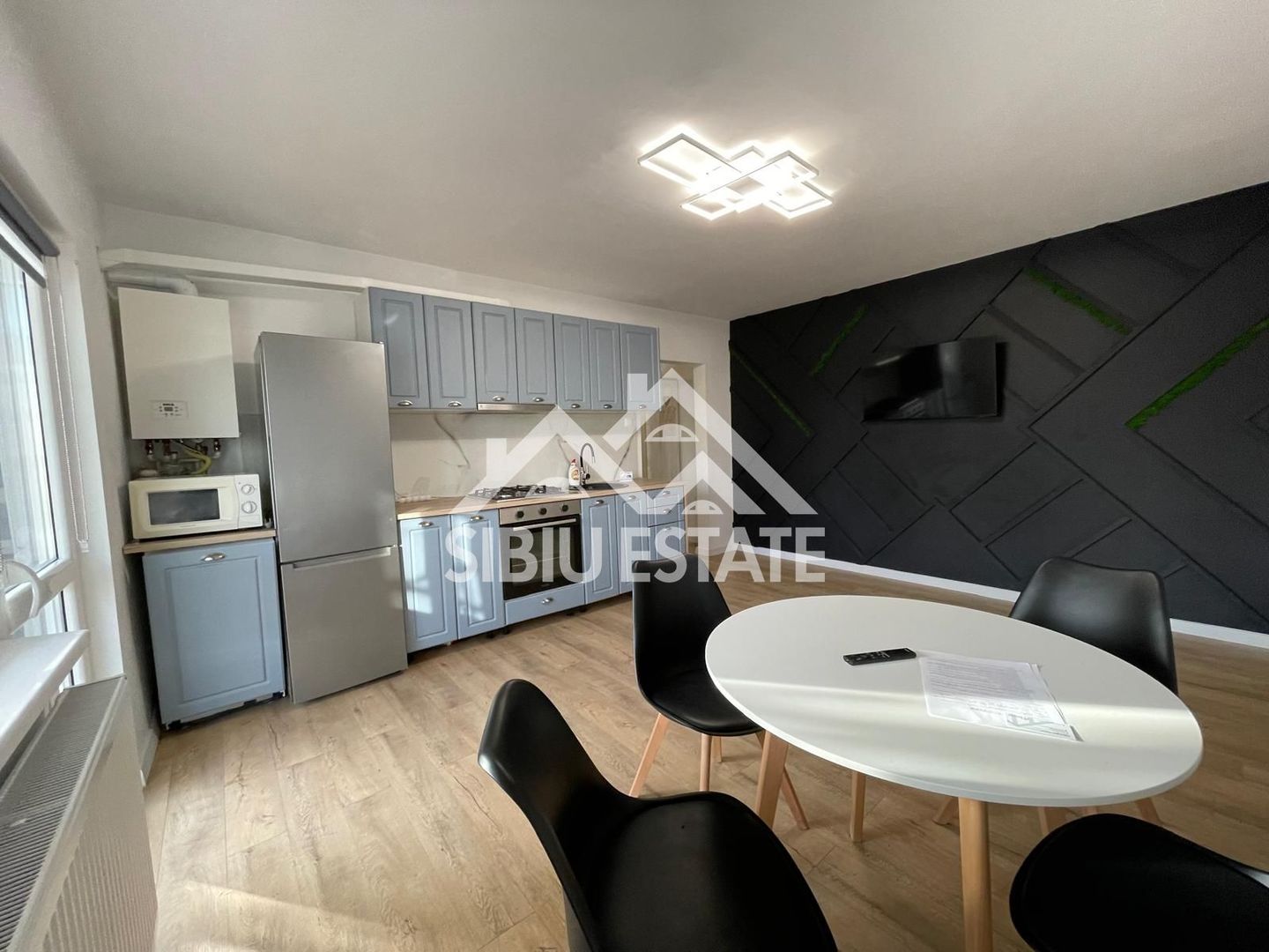 Apartament de vanzare decomandat, 3 camere, balcon s.utila 55 mp. - Poză 1