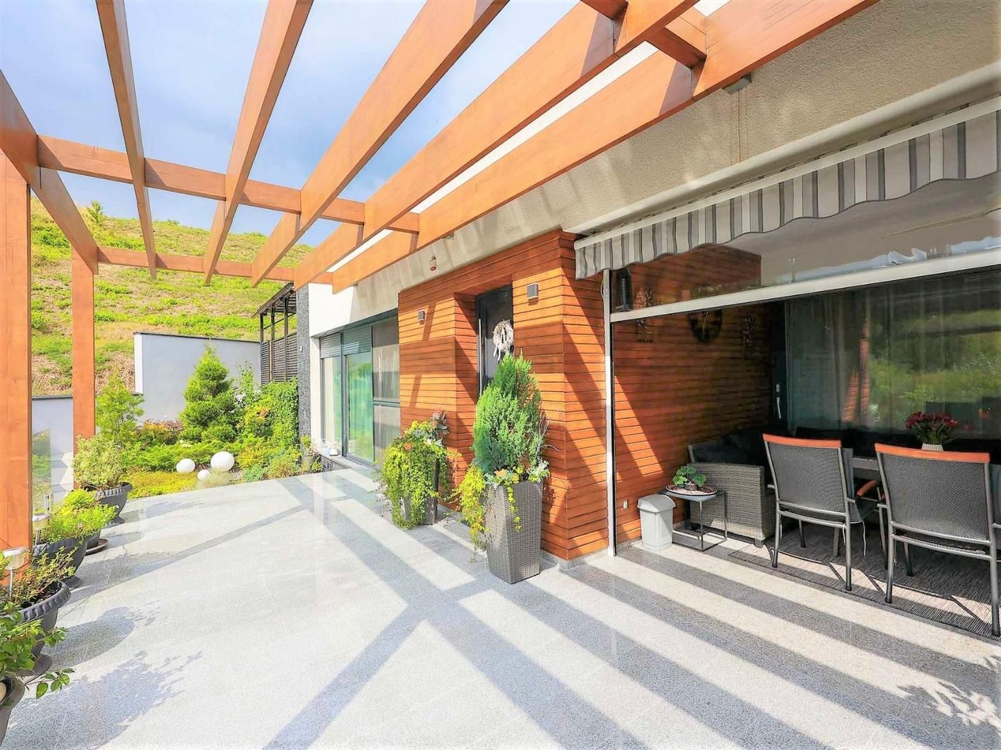 Vilă cu piscină, design mediteraneean. 410.000 E (neg, comision 0) - Poză 2