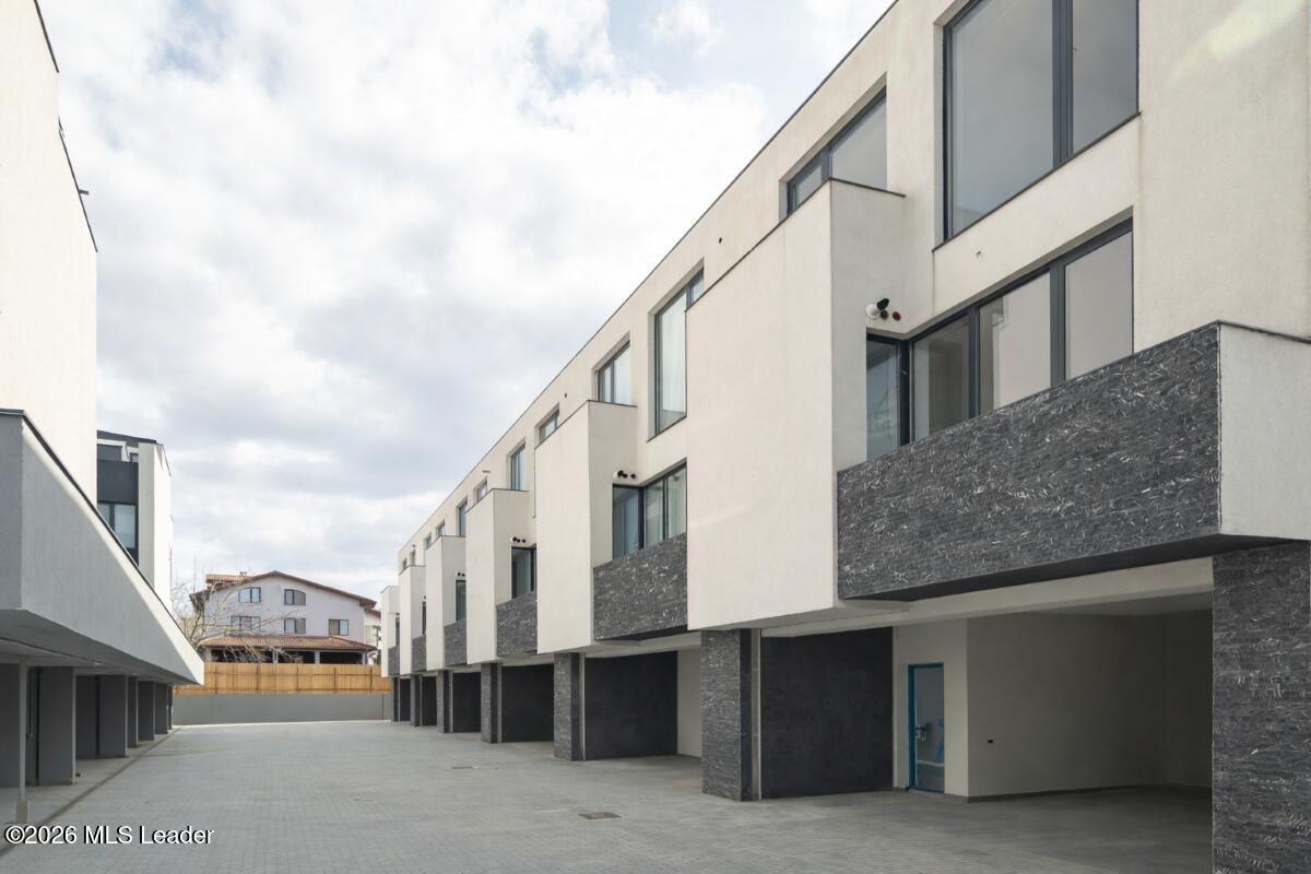 Iancu Nicolae - Vila high-end pe malul lacului, Gradina cu Ponton - Poză 34
