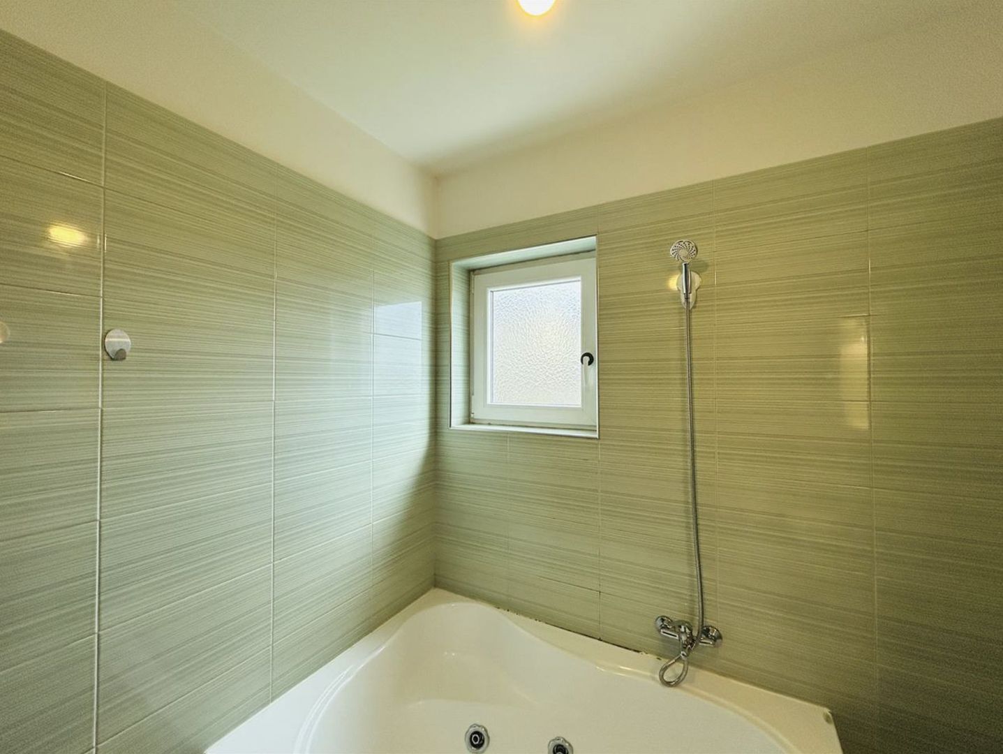 Apartament 2 camere, la cheie, balcon, boxa, loc de parcare - Poză 2