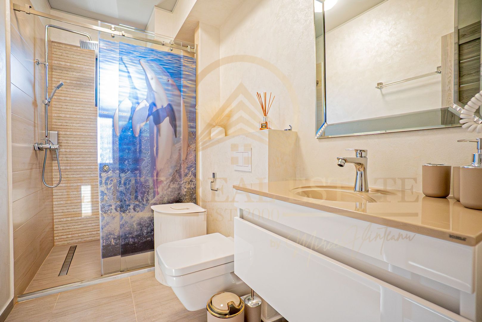 Răsărit peste mare, apus peste lac – apartament premium în Mamaia - Poză 12