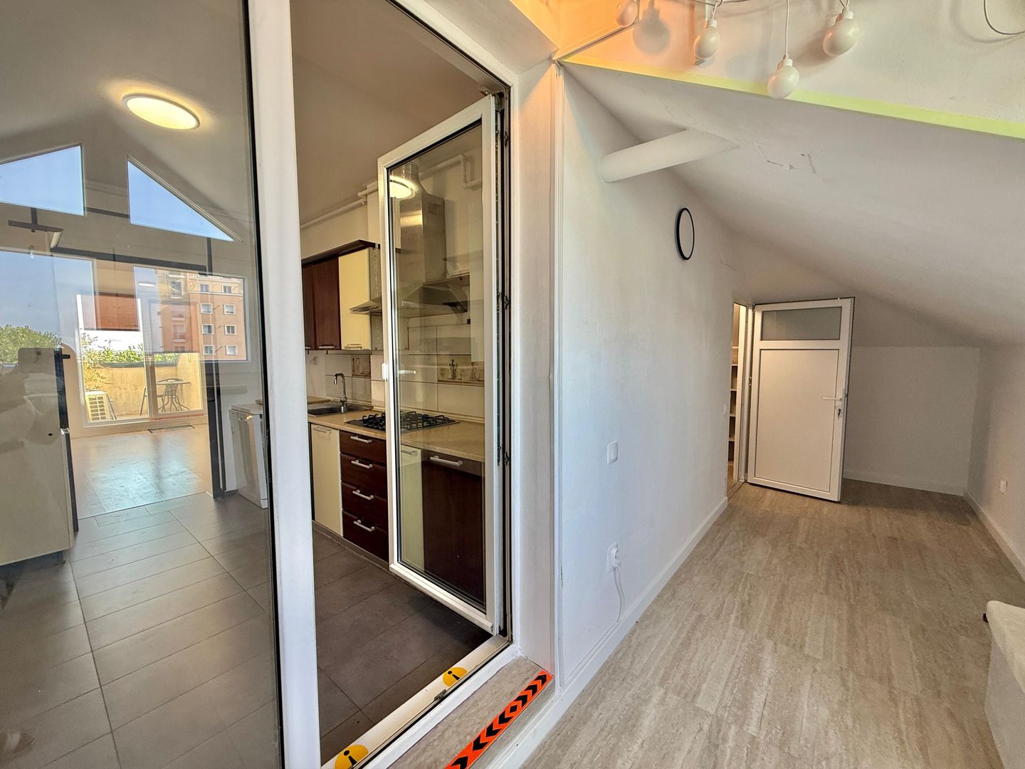 COSMOPOLIS - Apartament cu 2 camere si 2 terase, mobilat si utilat. - Poză 11